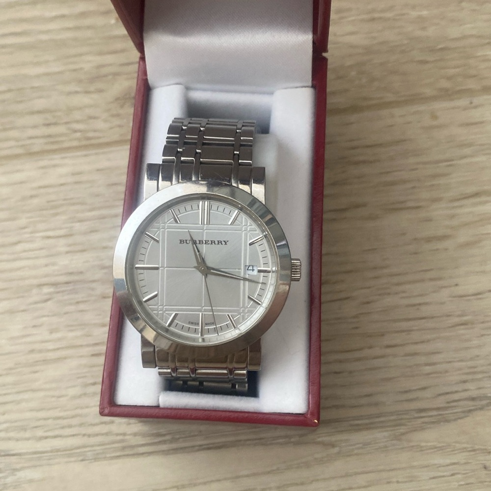 Burberry watch - Picture 1 of 3